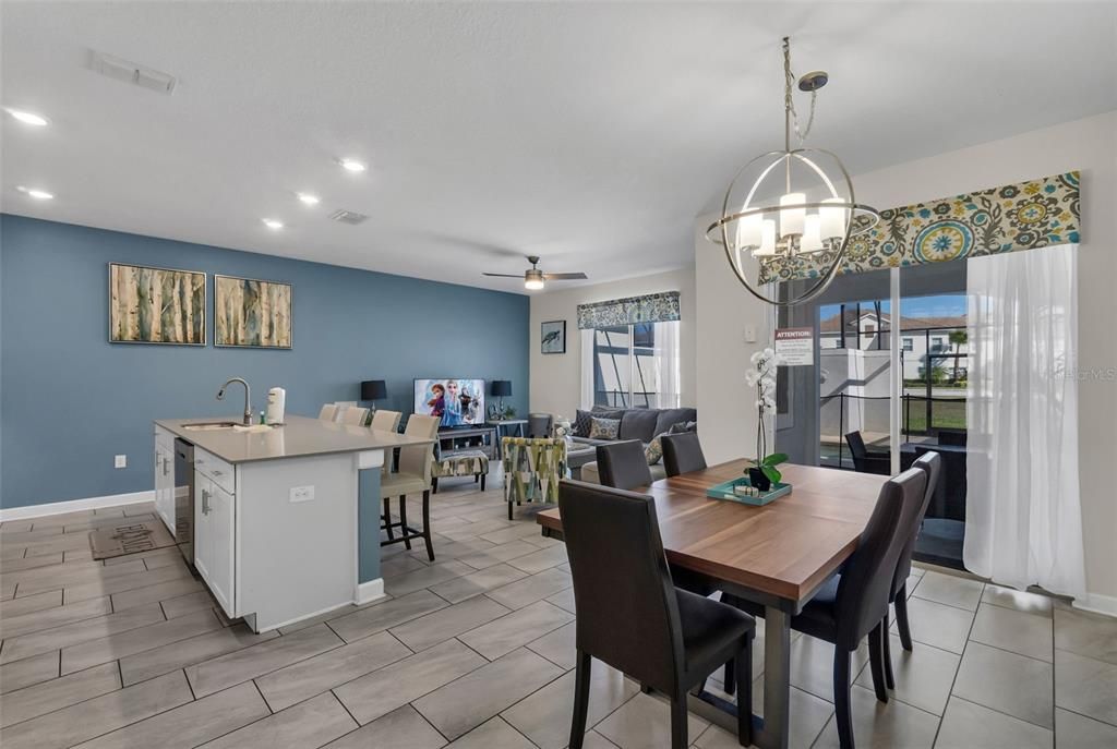 Под контрактом: $345,000 (4 спален, 3 ванн, 1902 Квадратных фут)