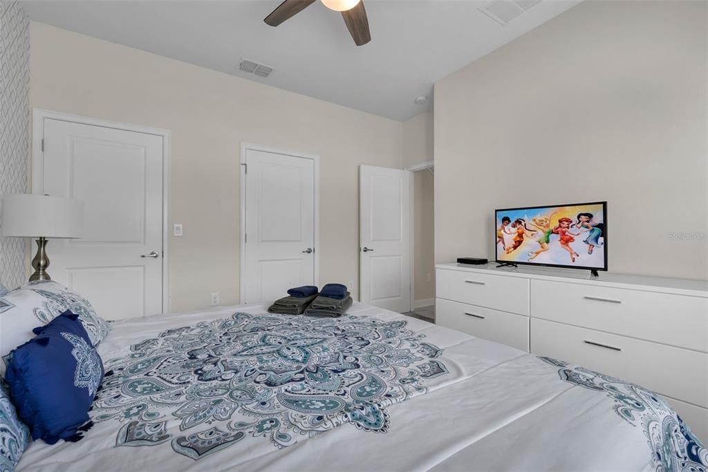 Под контрактом: $345,000 (4 спален, 3 ванн, 1902 Квадратных фут)