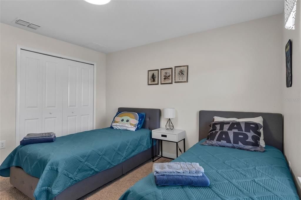 Под контрактом: $345,000 (4 спален, 3 ванн, 1902 Квадратных фут)