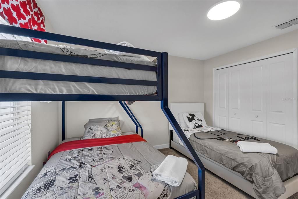 Под контрактом: $345,000 (4 спален, 3 ванн, 1902 Квадратных фут)