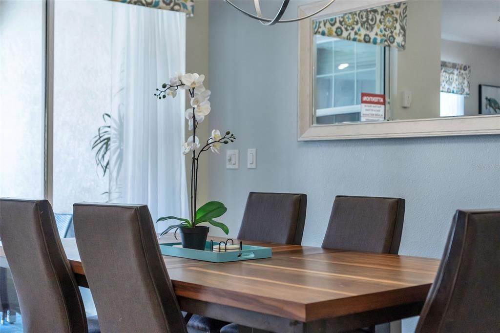 Под контрактом: $345,000 (4 спален, 3 ванн, 1902 Квадратных фут)