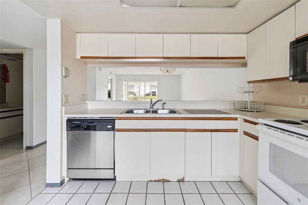 For Sale: $150,000 (2 beds, 2 baths, 1083 Square Feet)