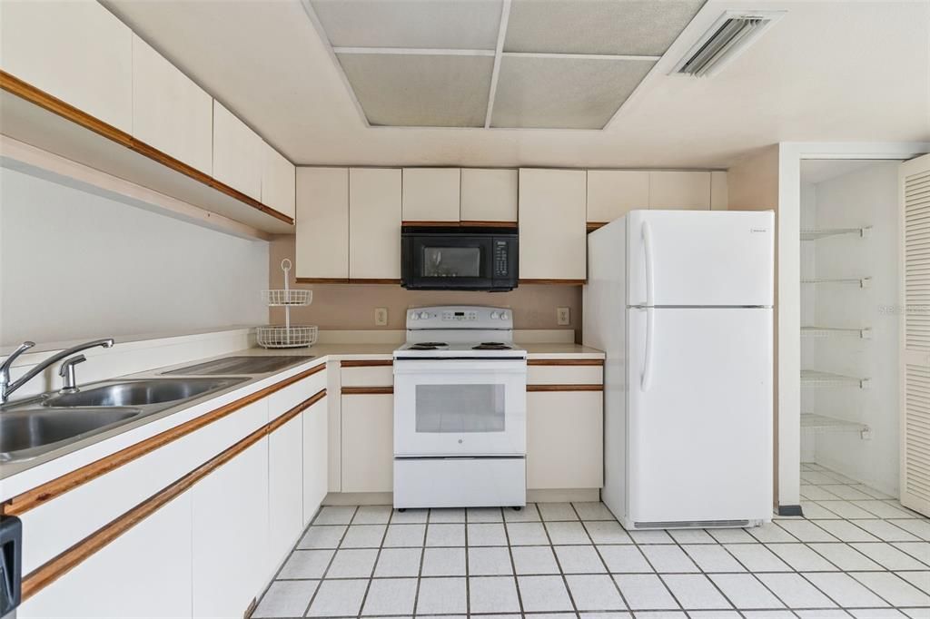 For Sale: $150,000 (2 beds, 2 baths, 1083 Square Feet)