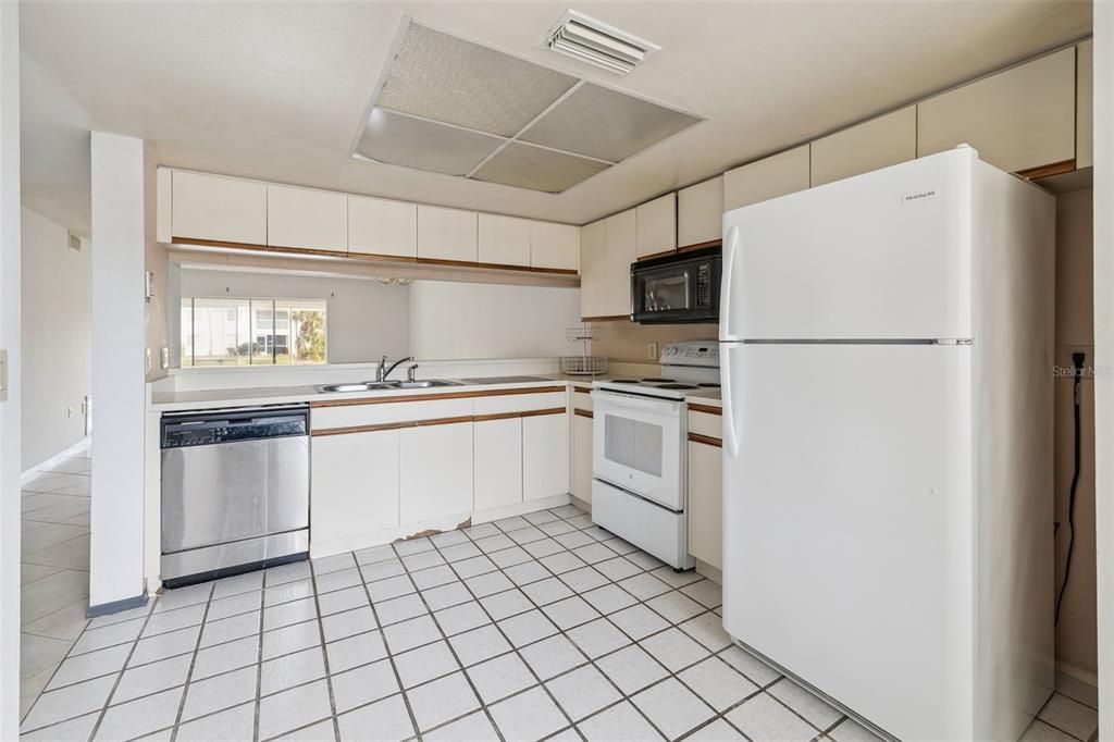 For Sale: $150,000 (2 beds, 2 baths, 1083 Square Feet)