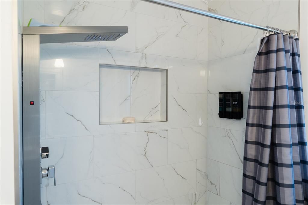 En Venta: $535,000 (4 camas, 2 baños, 1970 Pies cuadrados)