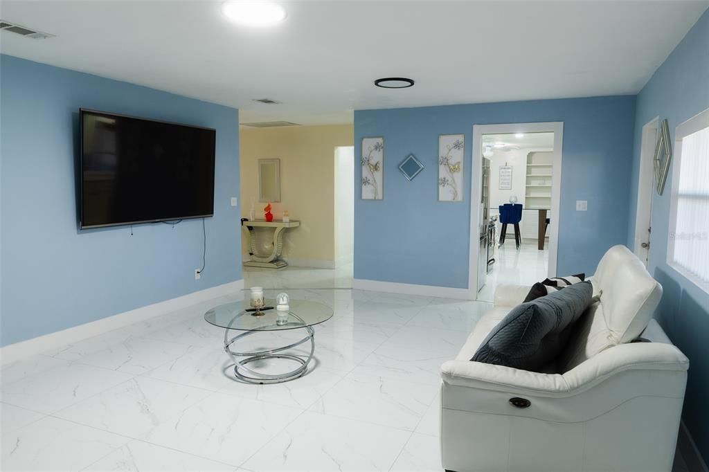 En Venta: $535,000 (4 camas, 2 baños, 1970 Pies cuadrados)