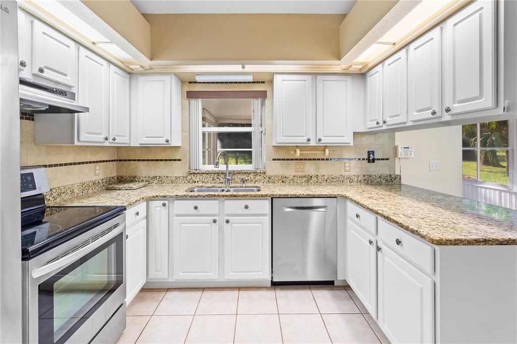 Под контрактом: $299,900 (3 спален, 2 ванн, 1537 Квадратных фут)