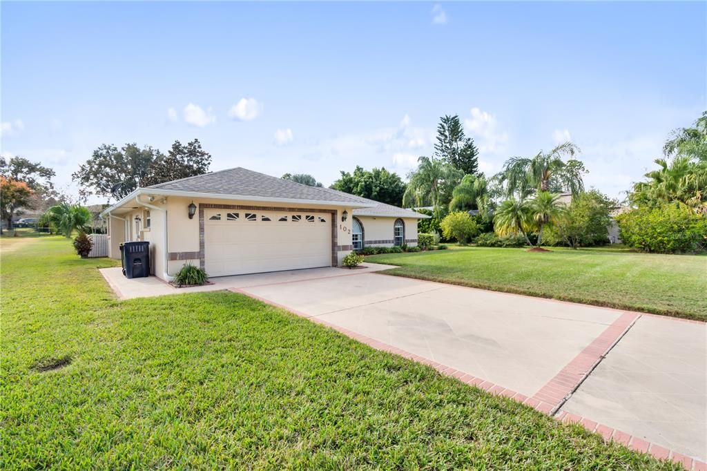 Под контрактом: $299,900 (3 спален, 2 ванн, 1537 Квадратных фут)