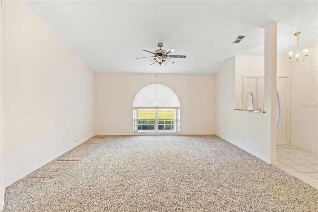 Под контрактом: $299,900 (3 спален, 2 ванн, 1537 Квадратных фут)