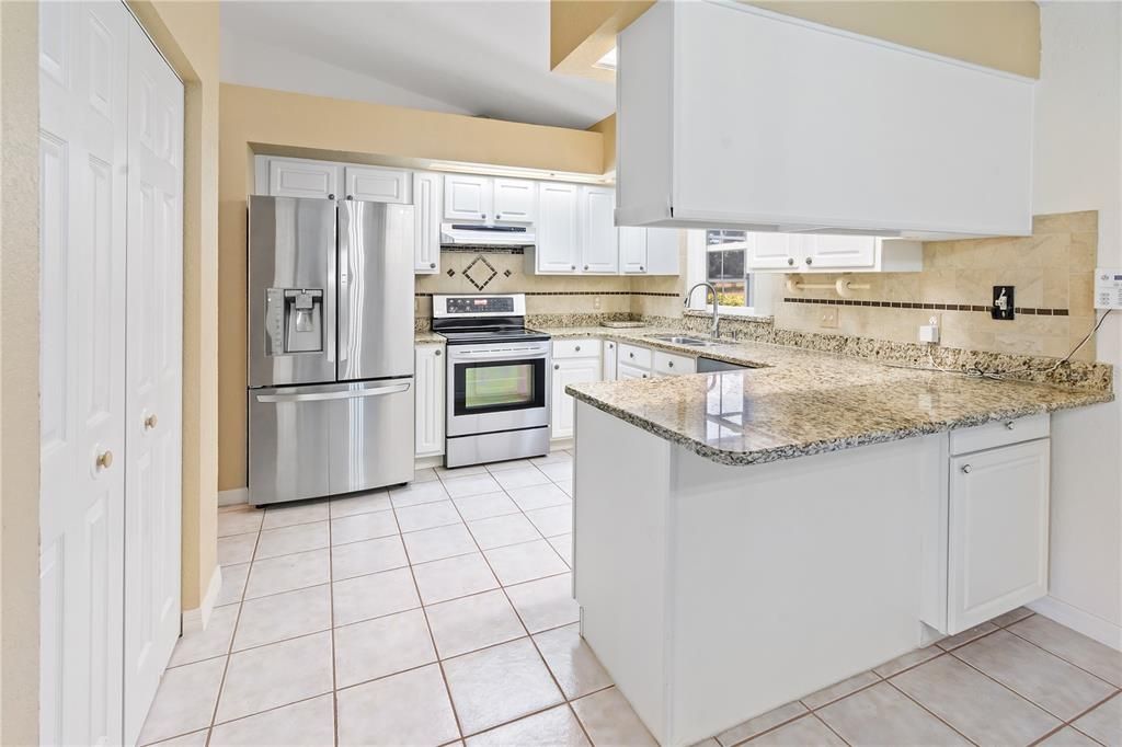 Под контрактом: $299,900 (3 спален, 2 ванн, 1537 Квадратных фут)