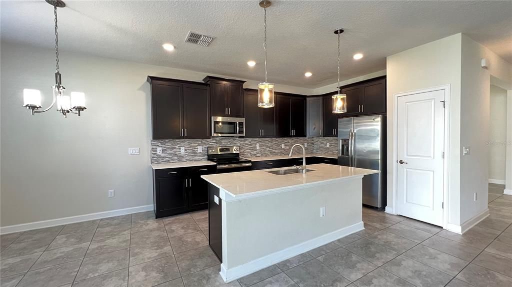 For Rent: $3,100 (4 beds, 3 baths, 2573 Square Feet)