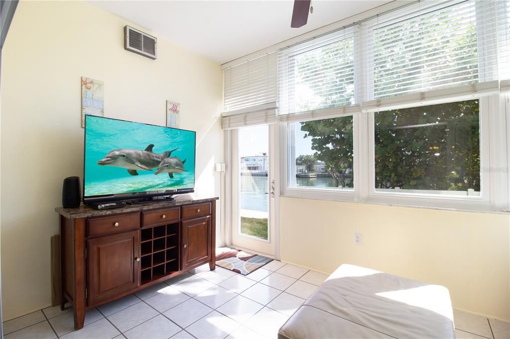 For Sale: $335,000 (2 beds, 2 baths, 1350 Square Feet)