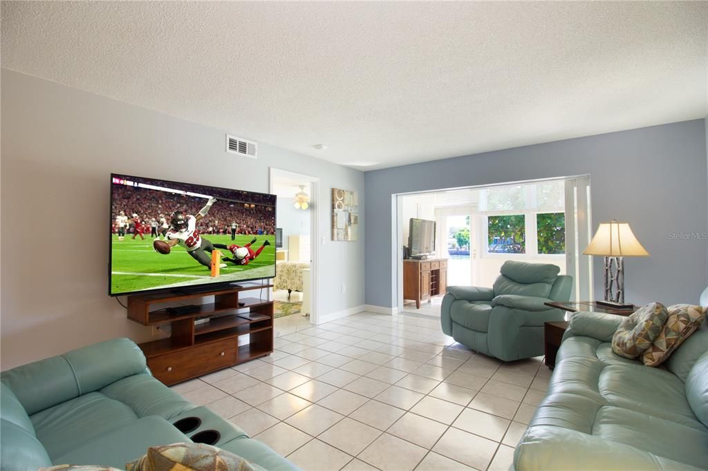 For Sale: $335,000 (2 beds, 2 baths, 1350 Square Feet)