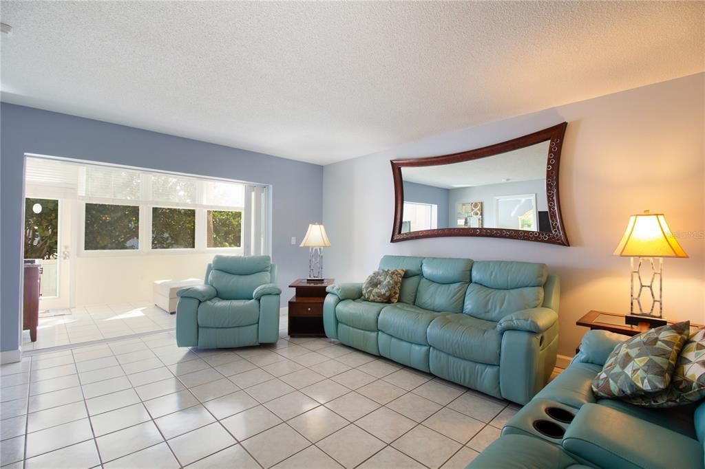 For Sale: $335,000 (2 beds, 2 baths, 1350 Square Feet)