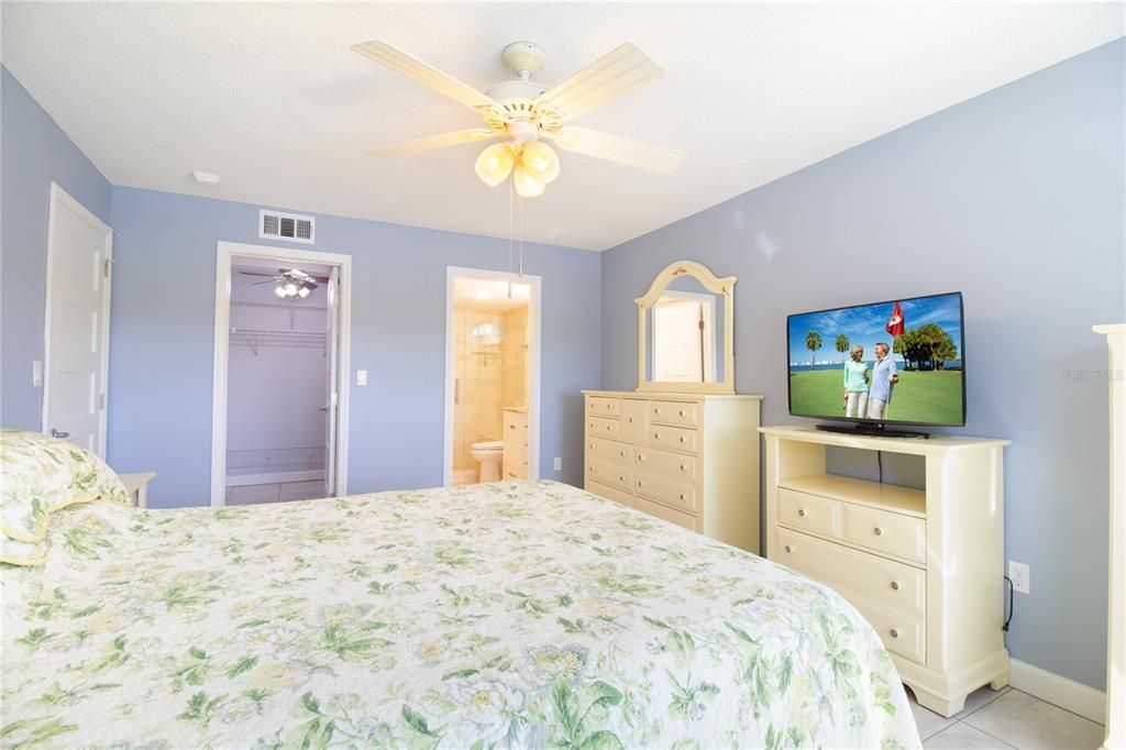 For Sale: $335,000 (2 beds, 2 baths, 1350 Square Feet)