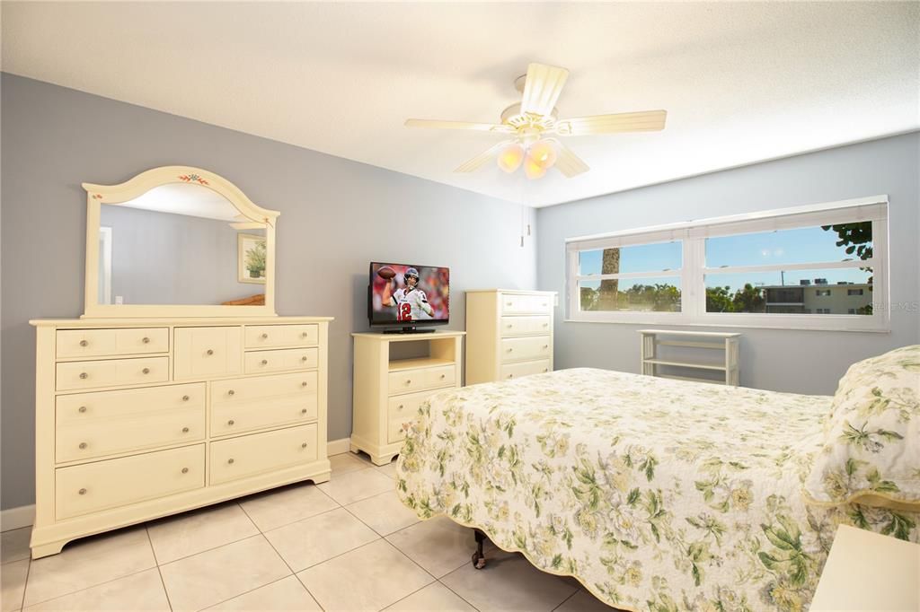 For Sale: $335,000 (2 beds, 2 baths, 1350 Square Feet)