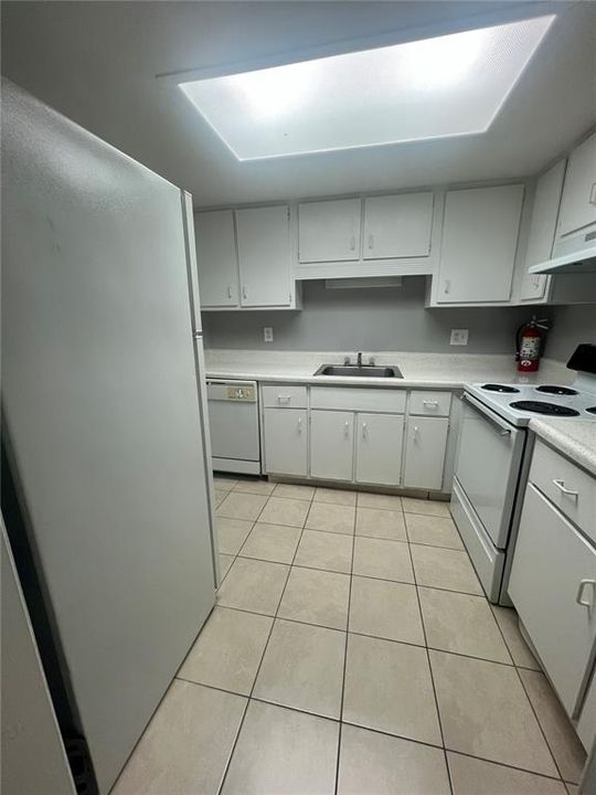 待售: $122,000 (1 贝兹, 1 浴室, 759 平方英尺)