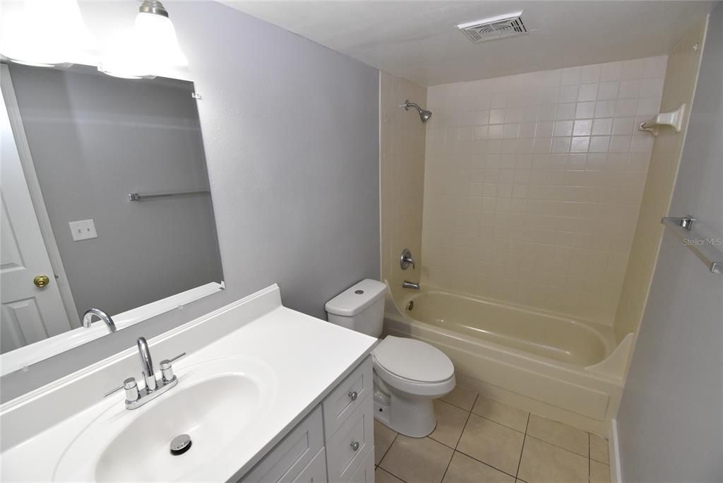 待售: $122,000 (1 贝兹, 1 浴室, 759 平方英尺)