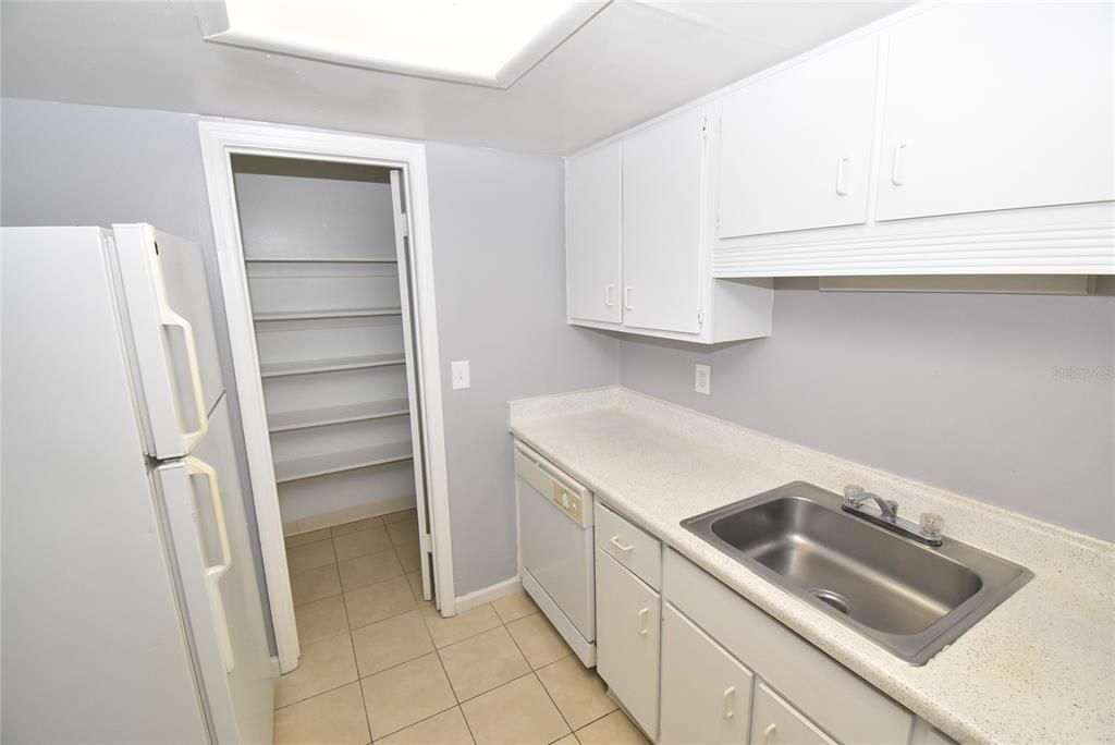 待售: $122,000 (1 贝兹, 1 浴室, 759 平方英尺)