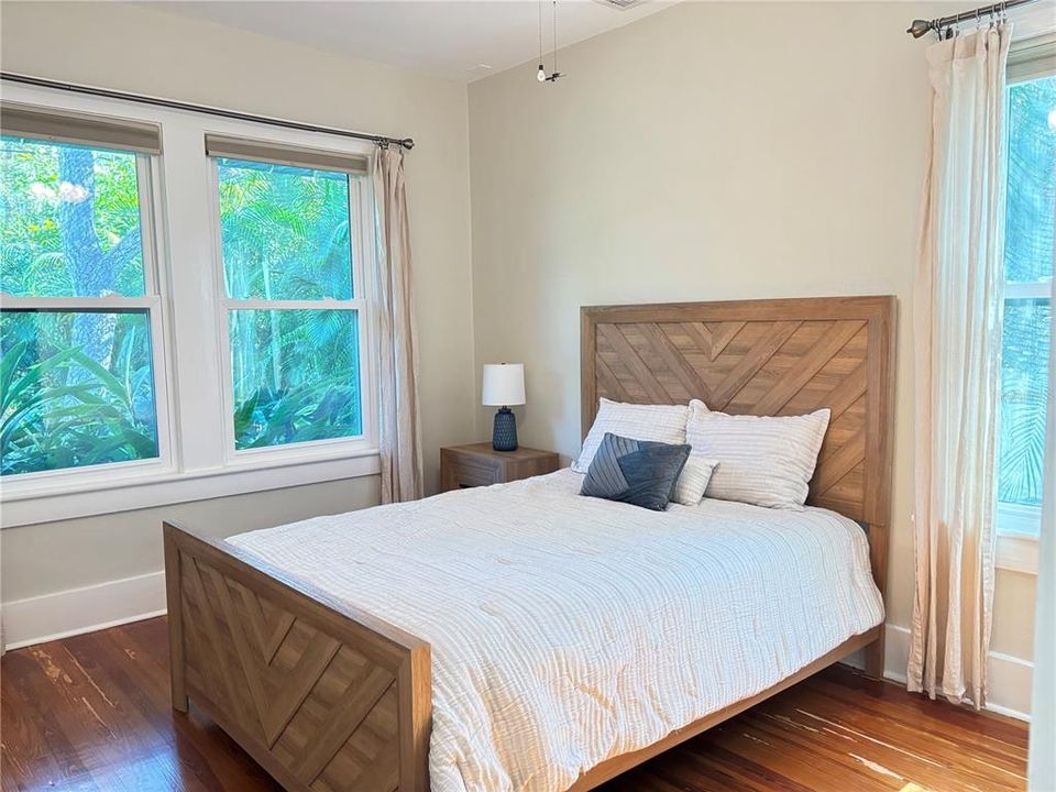 出租: $8,000 (4 贝兹, 3 浴室, 2107 平方英尺)