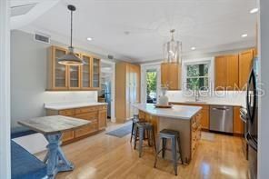 出租: $8,000 (4 贝兹, 3 浴室, 2107 平方英尺)