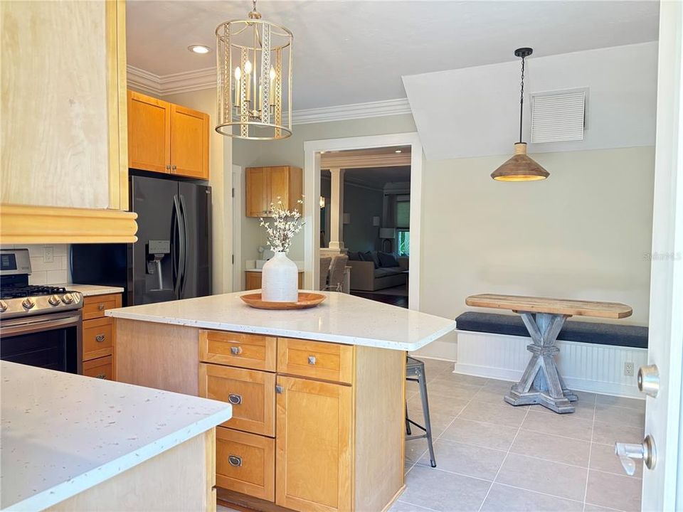 出租: $8,000 (4 贝兹, 3 浴室, 2107 平方英尺)