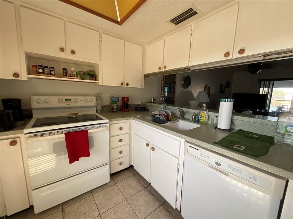 For Sale: $145,000 (2 beds, 2 baths, 1114 Square Feet)