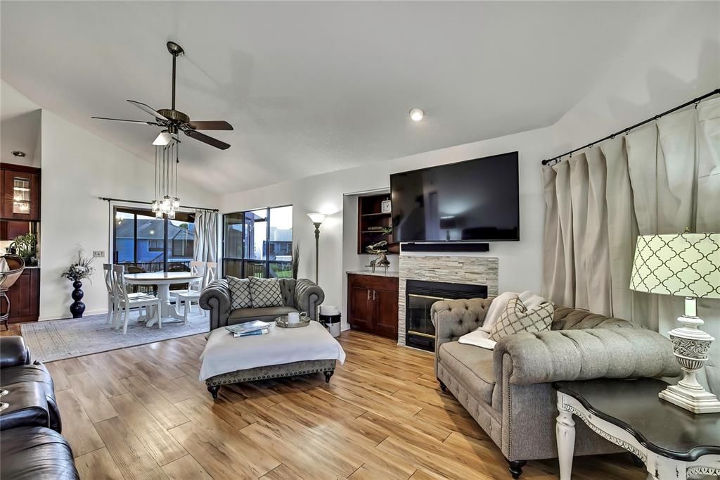 For Sale: $385,000 (2 beds, 2 baths, 1325 Square Feet)