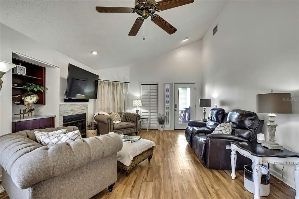 For Sale: $385,000 (2 beds, 2 baths, 1325 Square Feet)