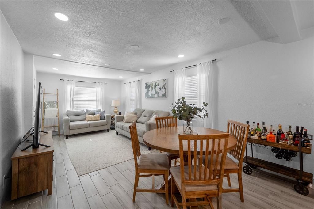 合同活跃: $365,000 (4 贝兹, 3 浴室, 1488 平方英尺)