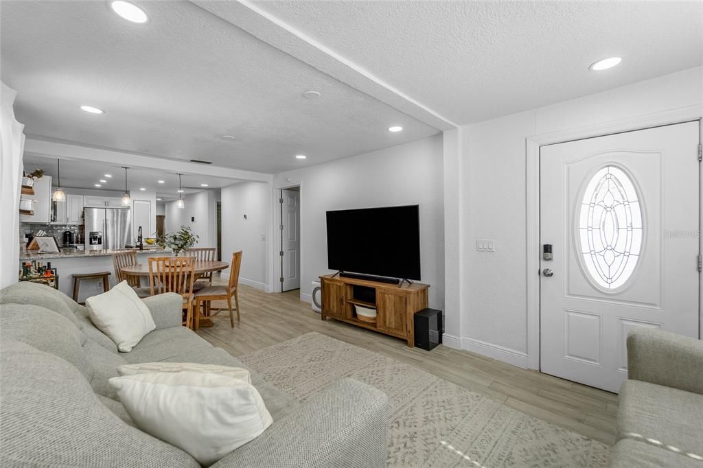 合同活跃: $365,000 (4 贝兹, 3 浴室, 1488 平方英尺)