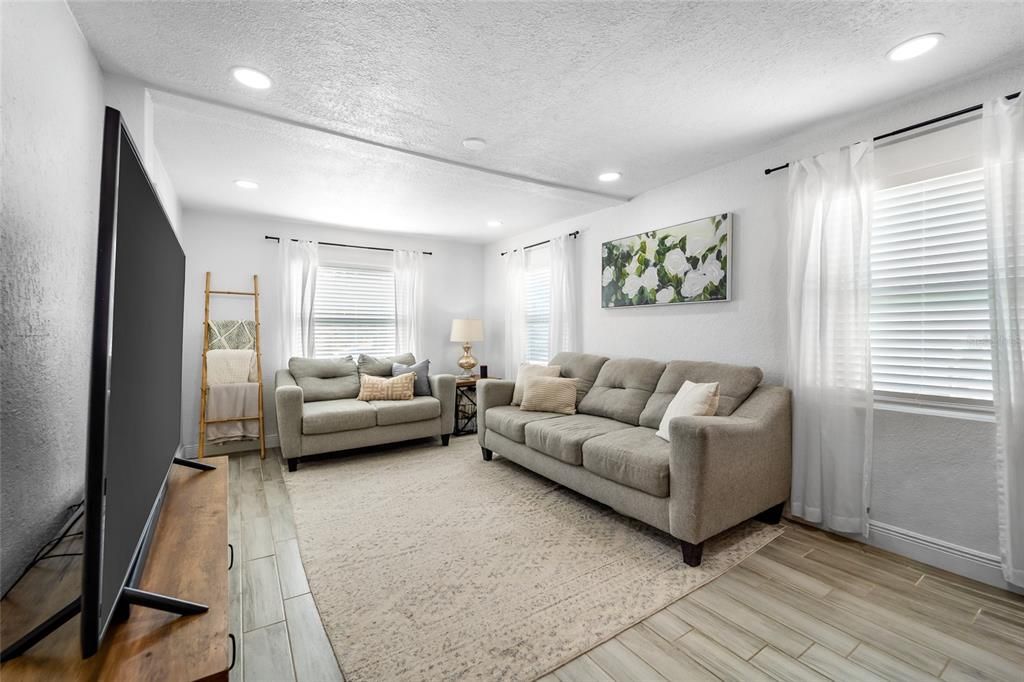 合同活跃: $365,000 (4 贝兹, 3 浴室, 1488 平方英尺)