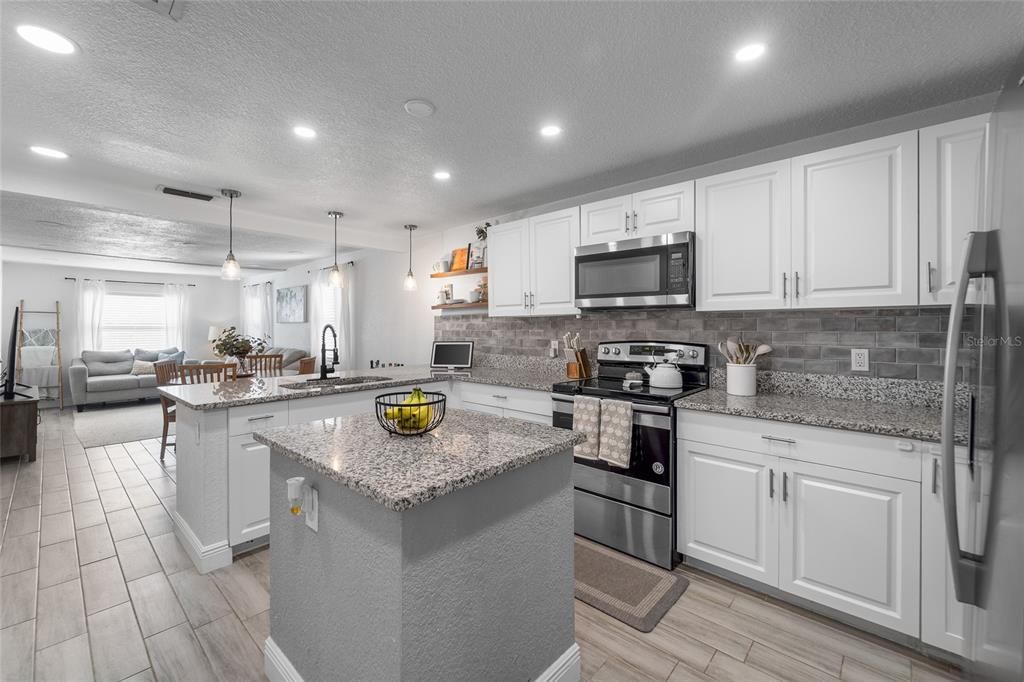 合同活跃: $365,000 (4 贝兹, 3 浴室, 1488 平方英尺)