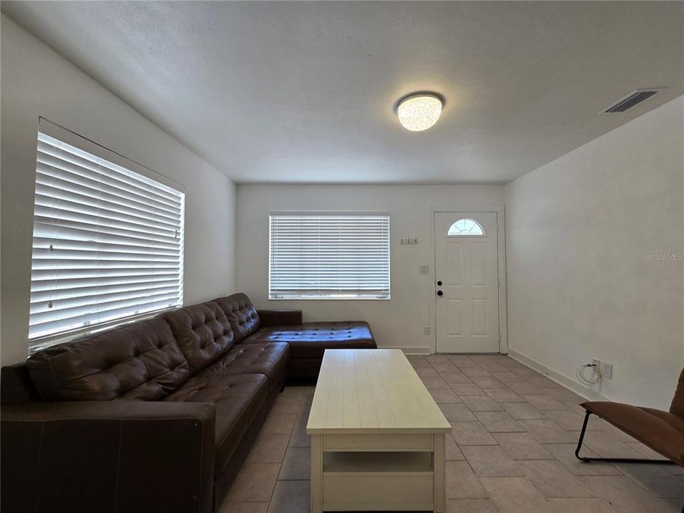 Active With Contract: $1,850 (2 beds, 1 baths, 814 Square Feet)