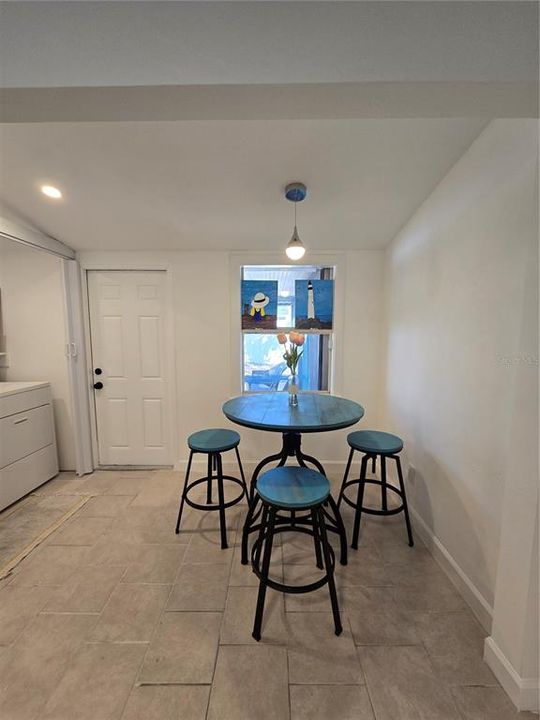 Active With Contract: $1,850 (2 beds, 1 baths, 814 Square Feet)