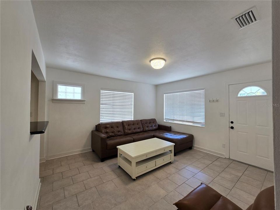 Active With Contract: $1,850 (2 beds, 1 baths, 814 Square Feet)