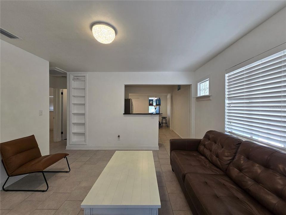 Active With Contract: $1,850 (2 beds, 1 baths, 814 Square Feet)
