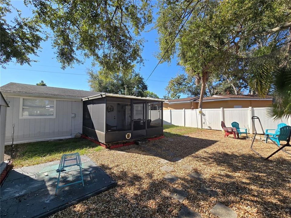 Active With Contract: $1,850 (2 beds, 1 baths, 814 Square Feet)