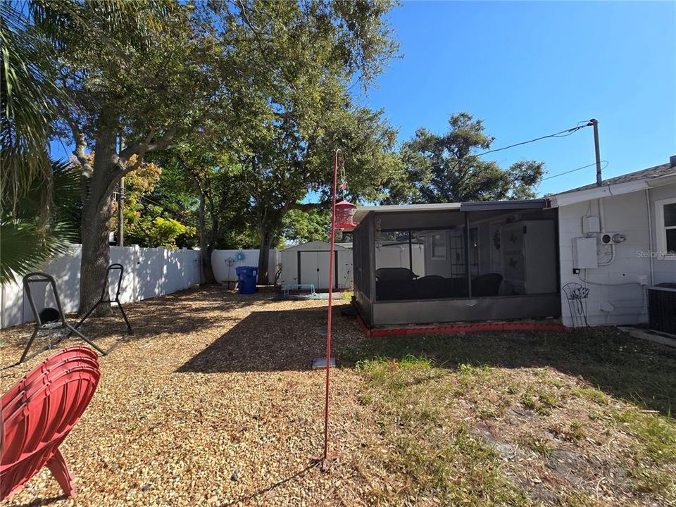 Active With Contract: $1,850 (2 beds, 1 baths, 814 Square Feet)