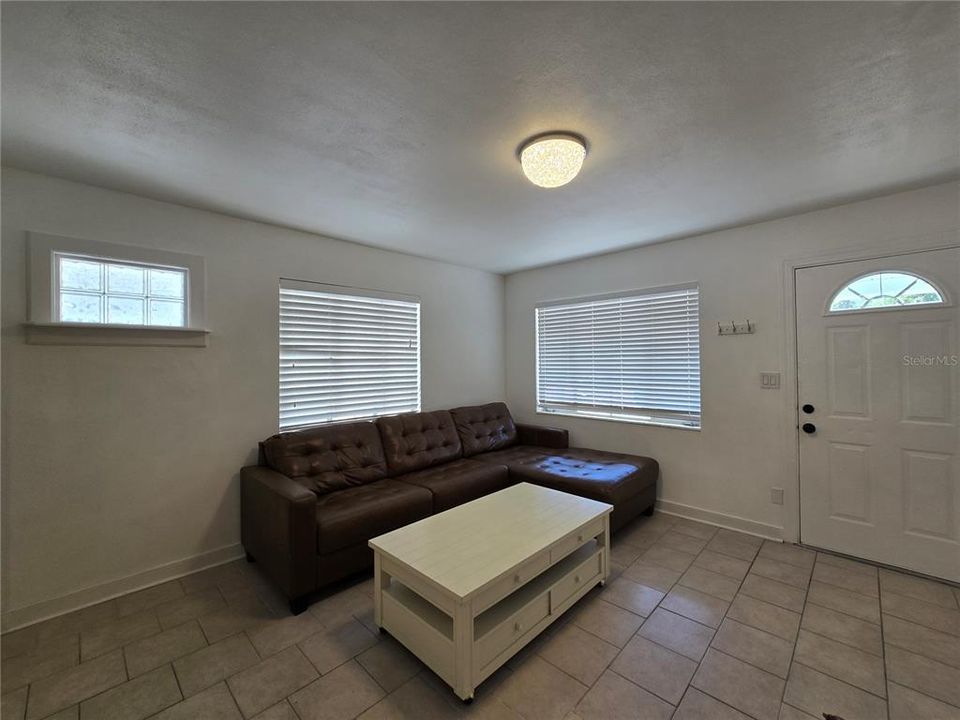 Active With Contract: $1,850 (2 beds, 1 baths, 814 Square Feet)