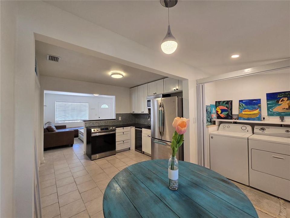 Active With Contract: $1,850 (2 beds, 1 baths, 814 Square Feet)