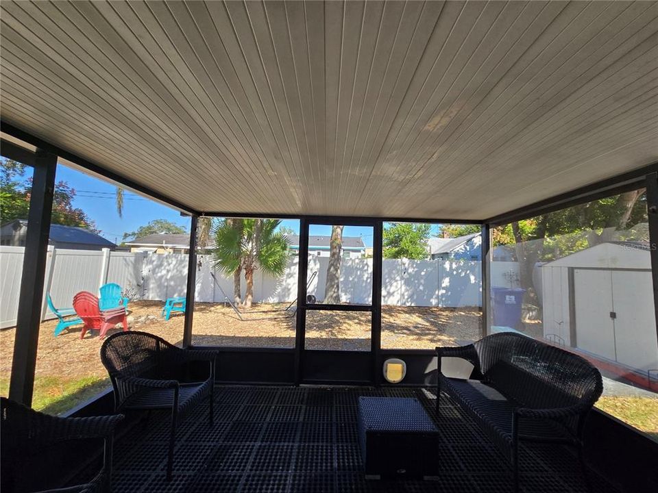 Active With Contract: $1,850 (2 beds, 1 baths, 814 Square Feet)