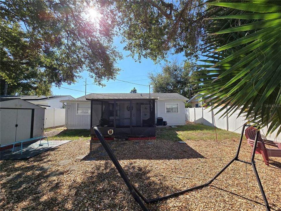 Active With Contract: $1,850 (2 beds, 1 baths, 814 Square Feet)