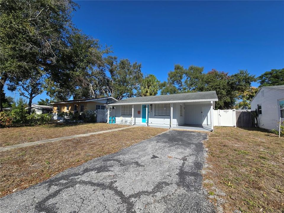 Active With Contract: $1,850 (2 beds, 1 baths, 814 Square Feet)