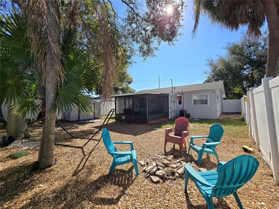 Active With Contract: $1,850 (2 beds, 1 baths, 814 Square Feet)