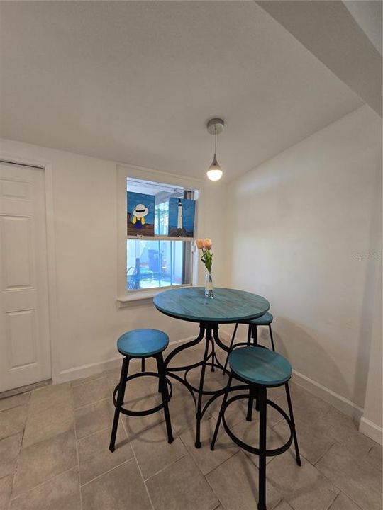Active With Contract: $1,850 (2 beds, 1 baths, 814 Square Feet)