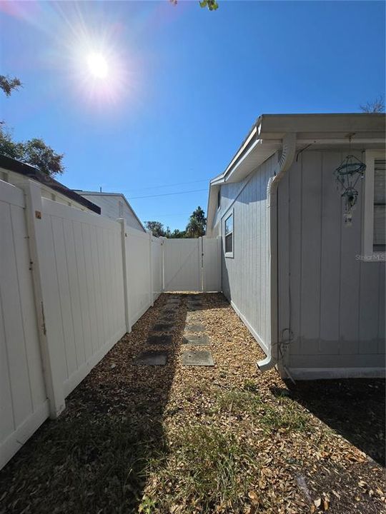 Active With Contract: $1,850 (2 beds, 1 baths, 814 Square Feet)