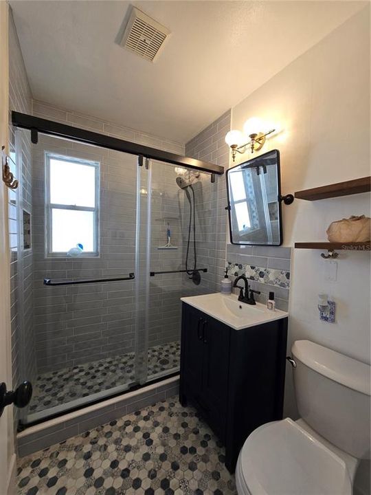Active With Contract: $1,850 (2 beds, 1 baths, 814 Square Feet)