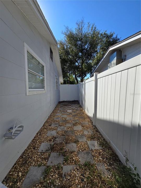 Active With Contract: $1,850 (2 beds, 1 baths, 814 Square Feet)