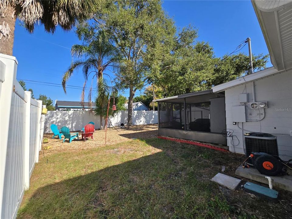 Active With Contract: $1,850 (2 beds, 1 baths, 814 Square Feet)